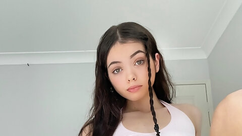 Just a 5’4 petite Australian teen showing you my pussy🥺💞