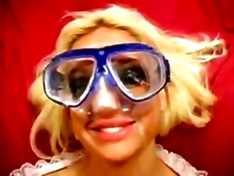 Pretty Blonde Jayna Puts On Divi...